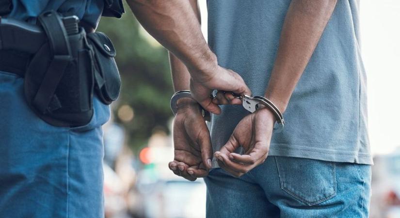 Gyors rendőri intézkedés mentette meg a nőt az utcán történő bántalmazástól