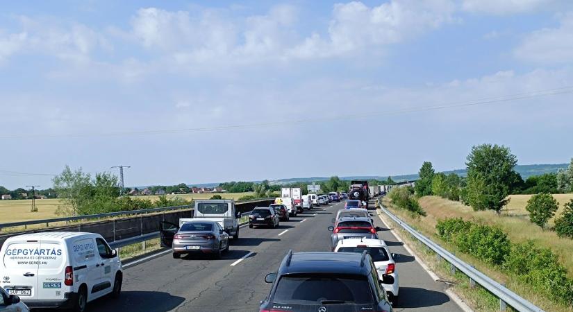 Hatalmas a torlódás az M6-on – mentő, rendőr, tűzoltó a helyszínen
