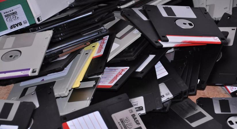 Az Amerikai Légiközlekedési Hivatal végre leszámol a floppy lemezekkel és a Win95-tel