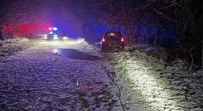 Motorháztetőn csúszkált egy autó mögött, belehalt