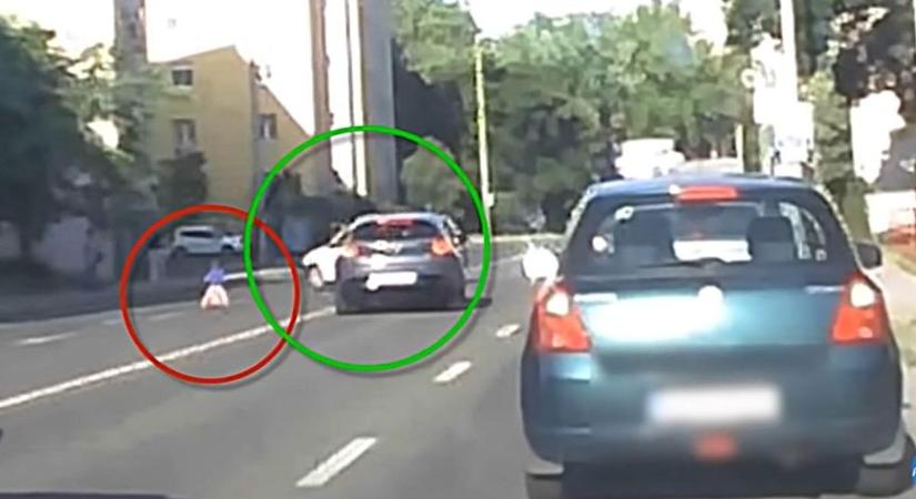Vérfagyasztó videó: forgalmas úton, az autók között hajtott játékmotorján egy kisgyerek