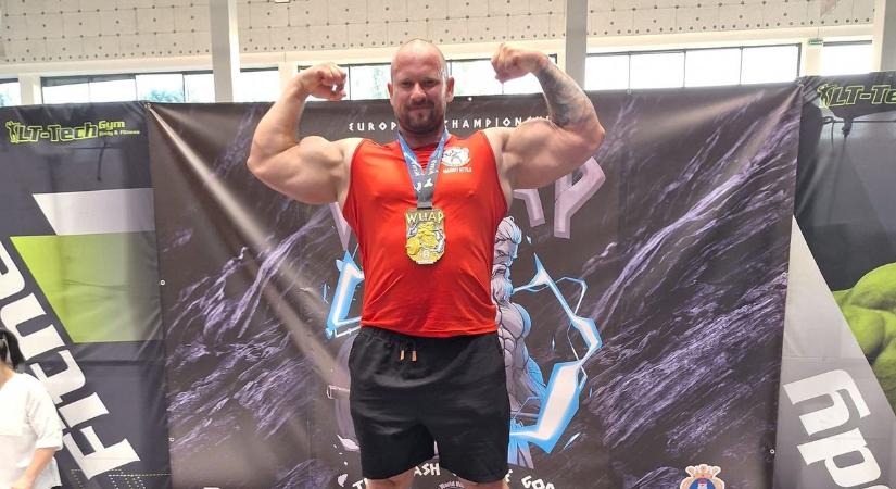Aranyérmes bicepszet villantott a táti erősember, Maróti Attila
