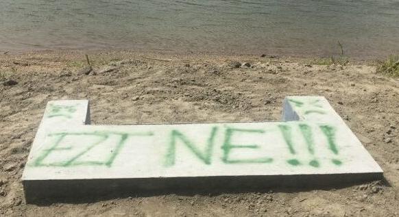 Valaki stéget épít Kisorosziban, a helyiek egymásnak mentek, a polgármester hallgat