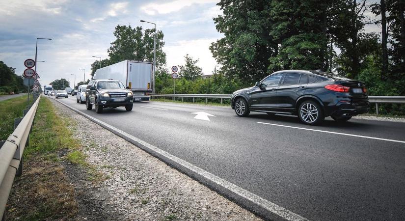Váratlan, hatalmas akadály a hajdú-bihari főúton, ezt kerülgetik most az autósok