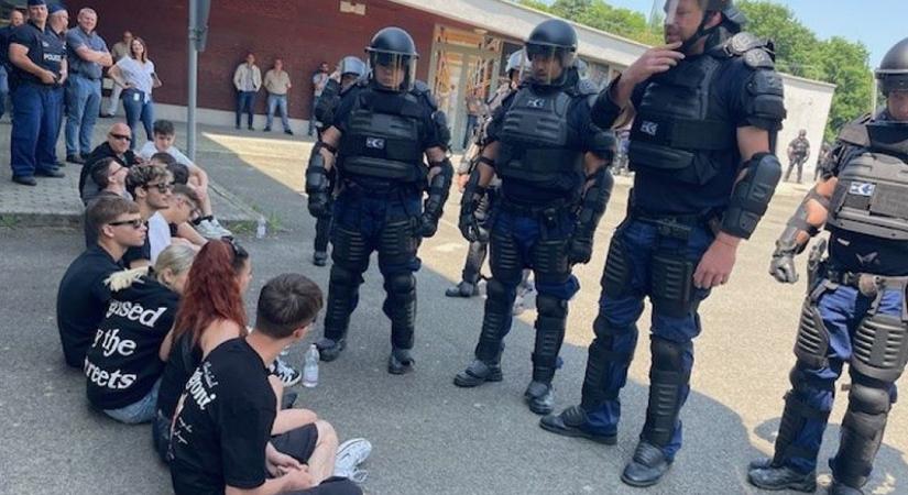 Iskolásokon gyakorolta a rendőrség, hogyan kell egy demonstrációt feloszlatni