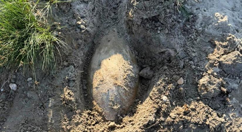 Százkilós légibombát találtak a párkányi Duna-parton