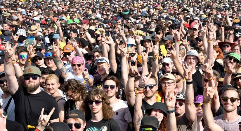 Nova Rock: egy perces néma csenddel emlékeztek a grazi ámokfutó áldozataira – Fotók, videó