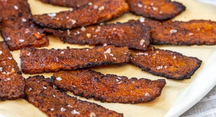 Szuper füstös vegán bacon: fehérjéből nem lesz hiány