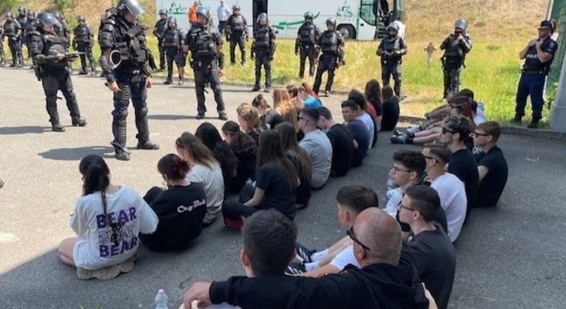 Iskolásokkal gyakorolták a demonstráló tömeg „felszámolását”