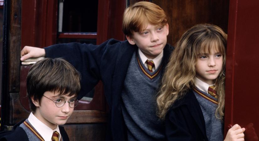 A Harry Potter-sorozat forgatási fotóján már bepillanthatunk a 9 és ¾. vágány építésébe