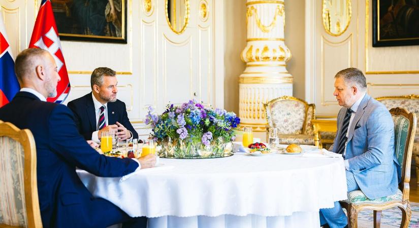 Az elnöki palotában tárgyalt az államfő, a kormányfő és a házelnök
