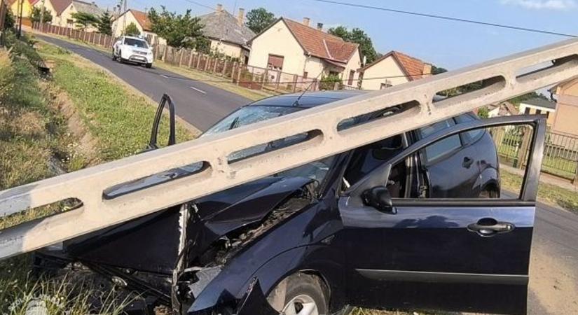 Szörnyű baleset Hajdú-Biharban, villanyoszlop zúzta szét az autót – fotókkal
