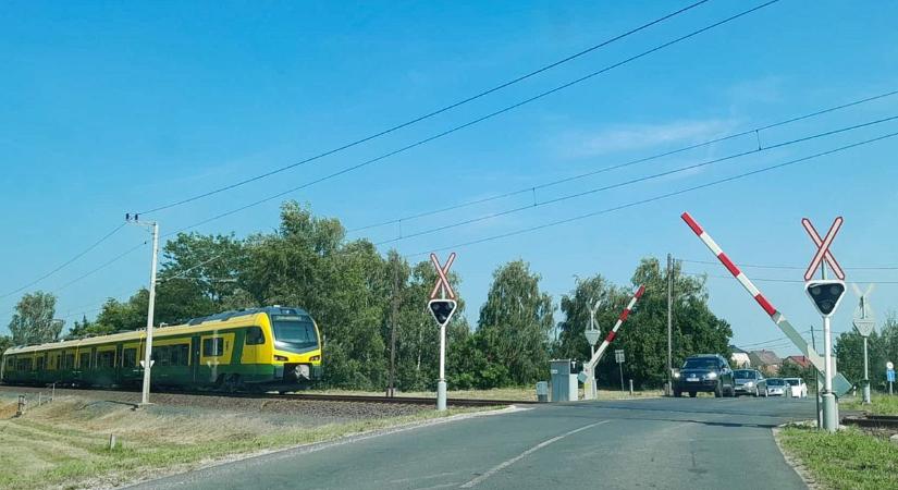 Besokalltak az autósok a vasi vasúti átjáróban, a piroson is áthajtottak – fotó
