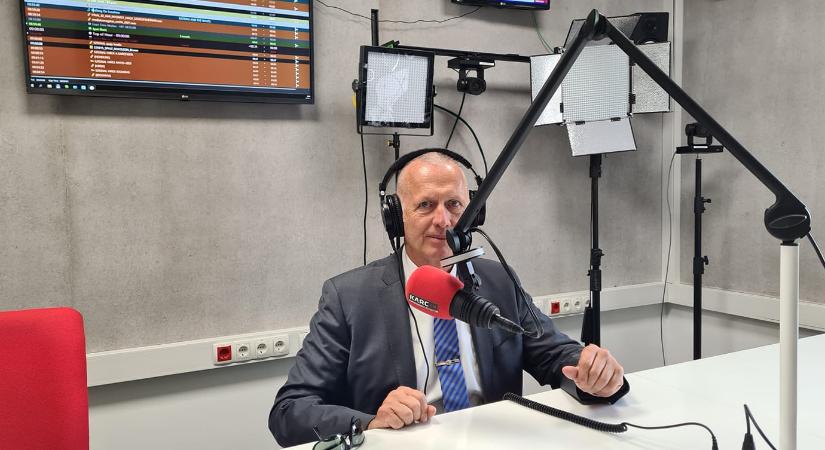 Orosz titkosszolgálati kapcsolatok miatt akadt fenn egy fideszes propagandista a nemzetbiztonsági szűrésen