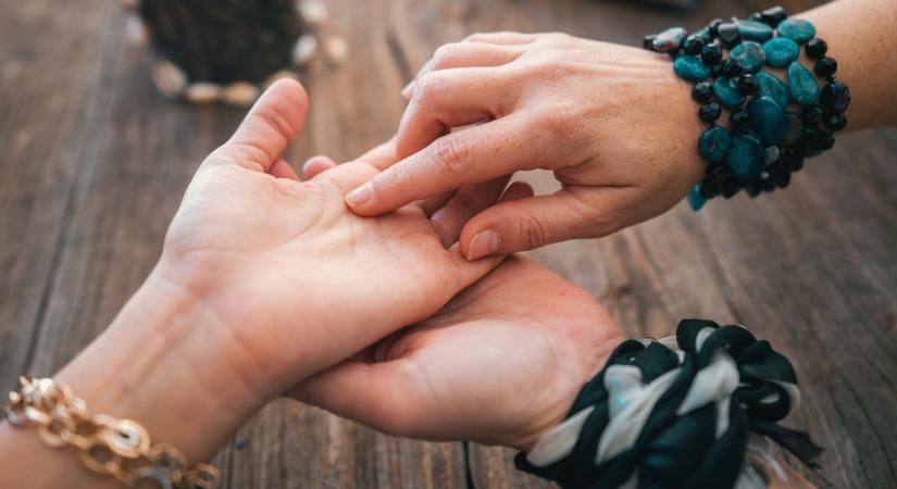 Megtépte a jósnő a gyanútlan járókelőt, a haja mellett majdnem a pénze is bánta