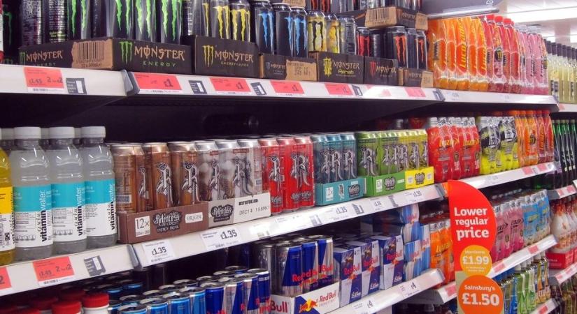 Már nem vehetnek energiaitalt a 18 éven aluliak a boltokban, de más, szintén káros dolgokat igen