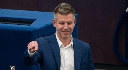 Magyar Péter: hazaárulás a hadiipari cégek NER-kézbe játszása