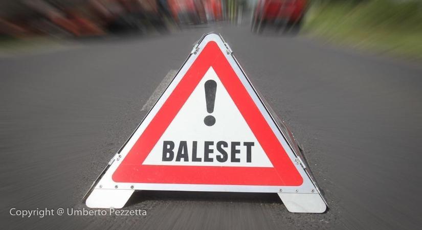 Parkoló kocsinak ütközött, majd tetejére borult egy autó a szomszédban