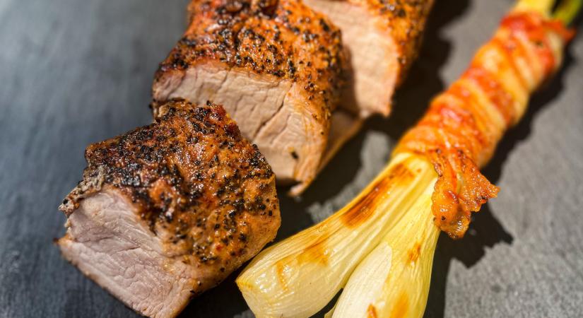 Grillezett sertésszűz újhagymával