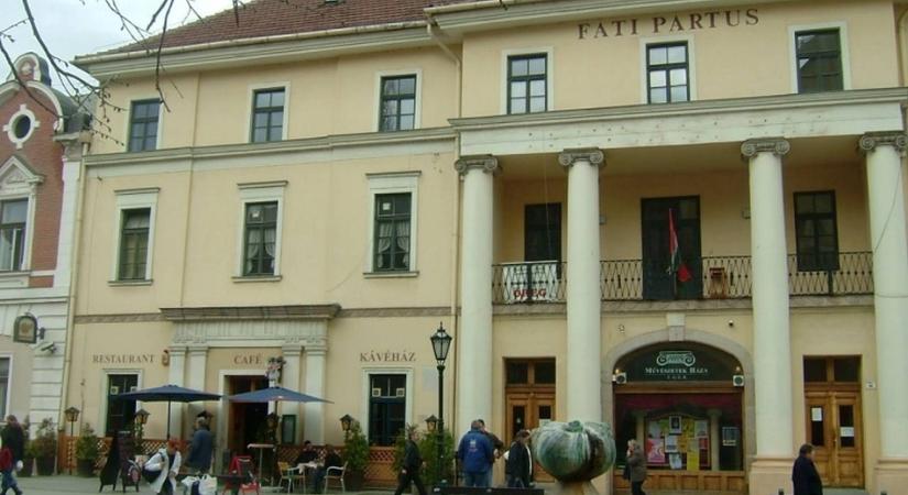 Gyorshír: tényleg az egyház vinné a volt Ifjúsági Házat!