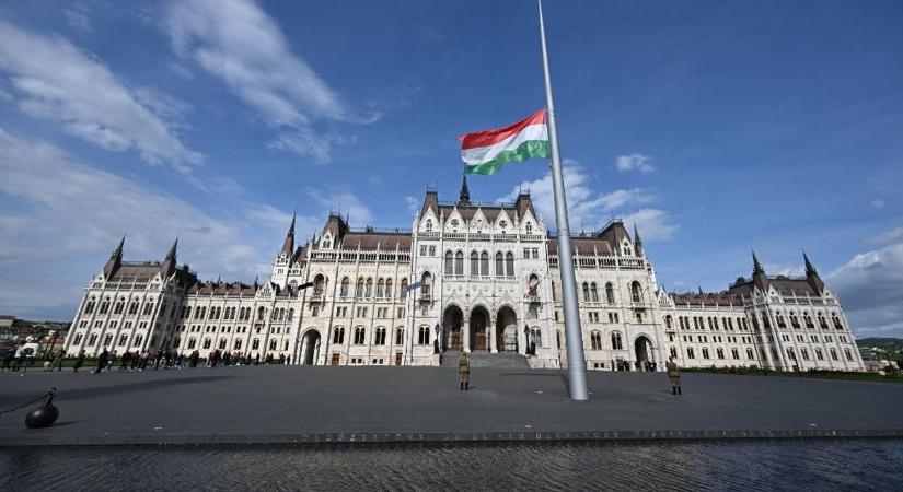 Feszültség a Kossuth téren: az Országgyűlési Őrség segített lekapcsolni a tolvajokat