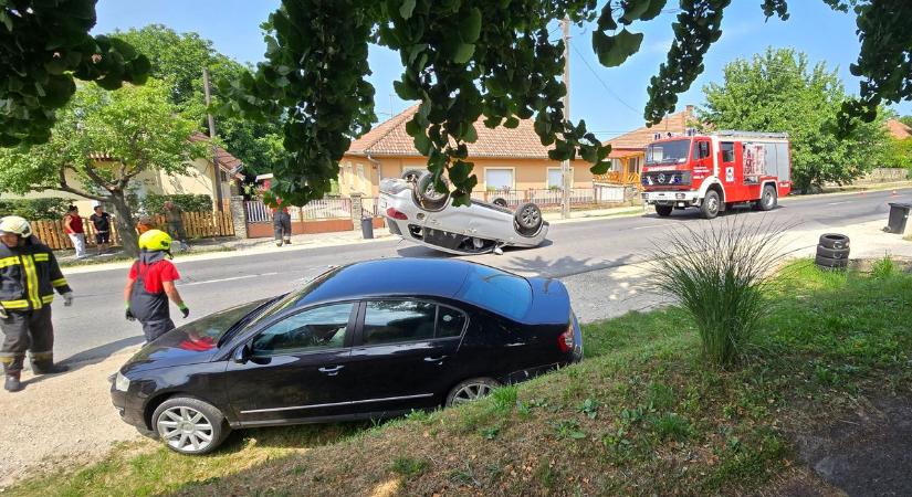 Súlyos baleset, lezárták az útszakaszt a felborult autó miatt – fotó