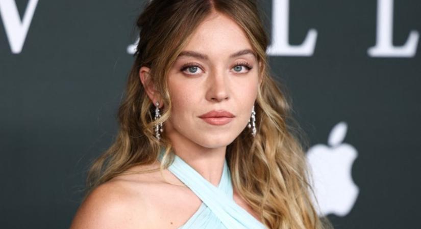 Sydney Sweeney jégkék ruháját akarja most mindenki