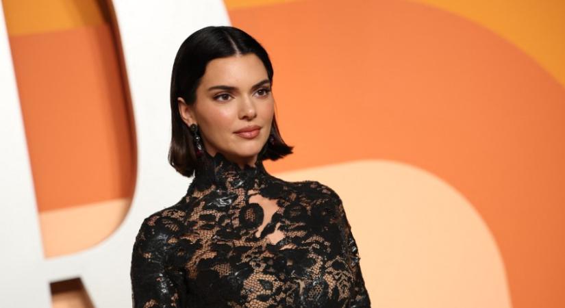 Kendall Jenner egyszerű fekete bikinije a szezon egyik legmenőbb darabja