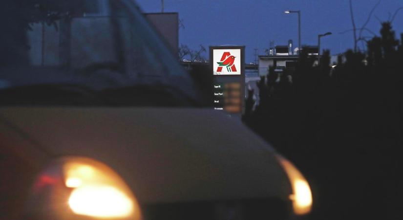 Furcsa hang hallatszott a környéken, amikor zárás után két idegen érkezett egy karcagi benzinkútra