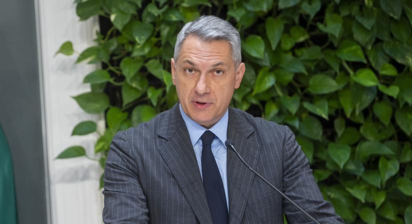 Lázár János odacsap a plázáknak, minden apró-cseprő üzletet külön engedélyhez kötne