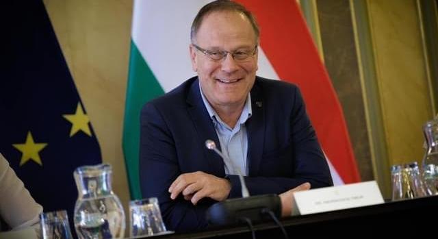 Navracsics ezt írta Márki-Zaynak – De mit szól ehhez most Lázár János?