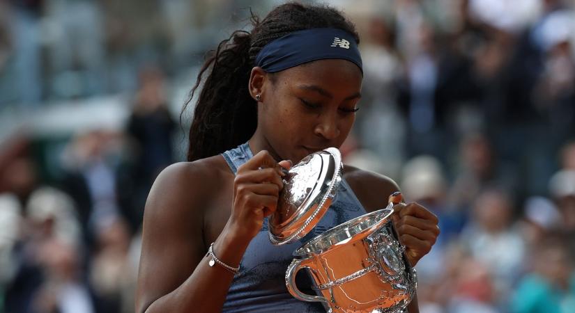 Átverték a Roland Garros nyertesét? Coco Gauff döbbenten mutatta meg serlege valódi méretét