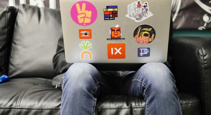 Meglepődtek a javító tanárok: emojik szerepeltek a román érettségi dolgozatokban