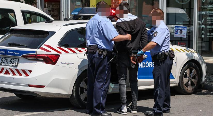 Rémisztő jelenetek Tatabányán: shotgunnal érkezett a KFC-be egy férfi