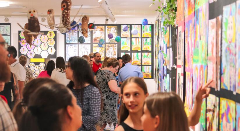 Csodás mesevilág költözött a kulturális központ kiállítótermébe