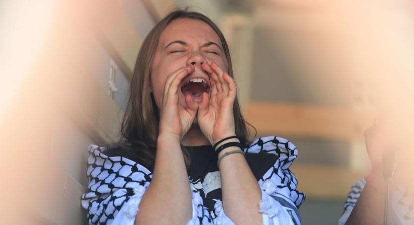 A francia miniszterelnök bírálta Greta Thunberg akcióját, mire többen elhagyták az üléstermet