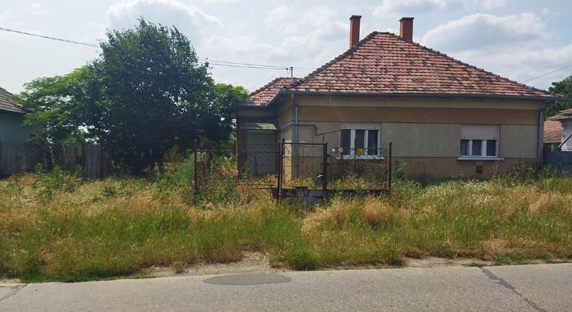 Tűz ütött ki egy orosházi ingatlan hátsó udvarán