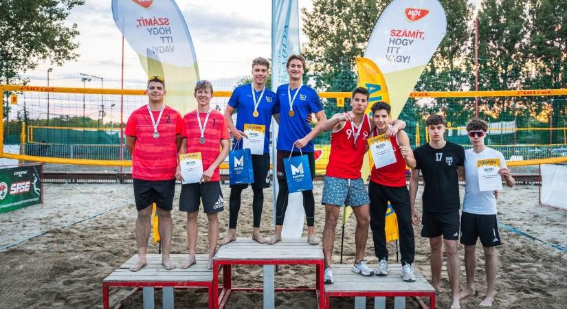 Ezüstérmes a Csák–Darida strandröpis páros