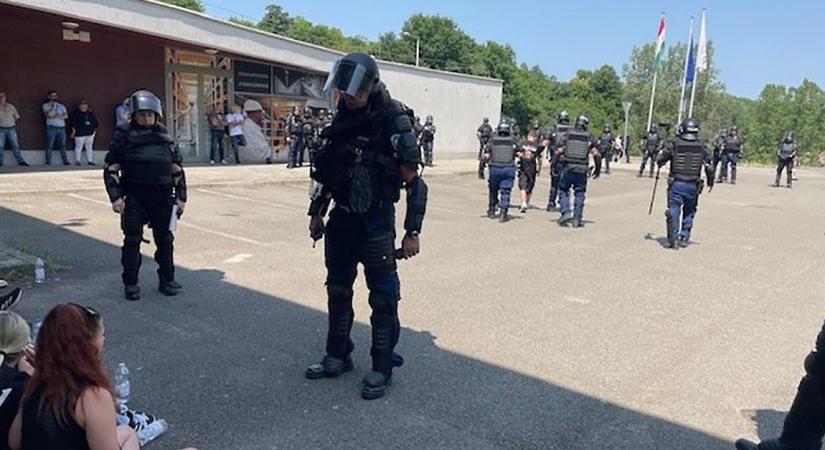 Diákok közreműködésével gyakorolták a demonstráló tömeg felszámolását a rendőrök