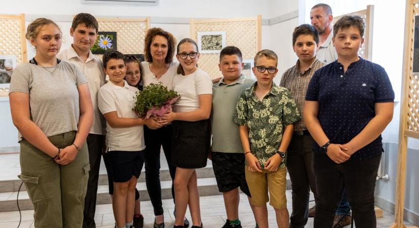 Egyedi pillanatok lencsevégre kapva, fotókiállítás nyílt a fülöpjakabi diákok alkotásaiból – galériával