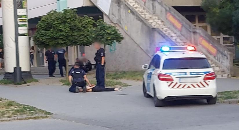 Rajtaütés egy belvárosi parkolóban: volt, akit földre tepertek, többeket elvittek a rendőrök