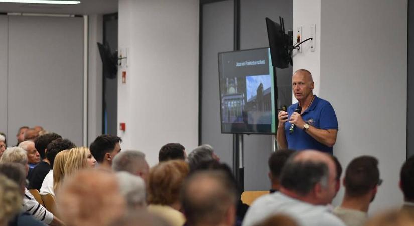 Georg Spöttle kiakadt azon, hogy kapcsolatban lenne az orosz titkosszolgálatokkal