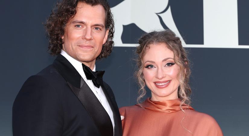 Henry Cavill szexi lobonccal jelent meg a vörös szőnyegen gyönyörű menyasszonya oldalán – A színésznek istenien áll az apaság!