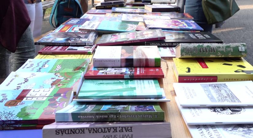 Jó hangulatú kvízzel kezdődött az ünnepi könyvhét