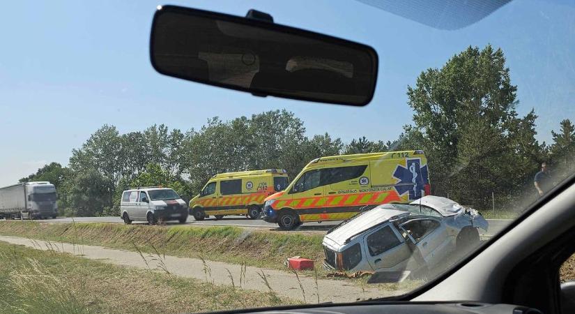 Árokba hajtott egy autó az 55-ösön, egy embert a tűzoltók szabadítottak ki