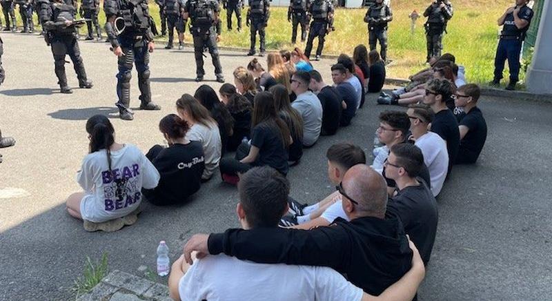 Diákokon mutatták be a rendőrök, hogyan oszlatnak fel egy demonstrációt