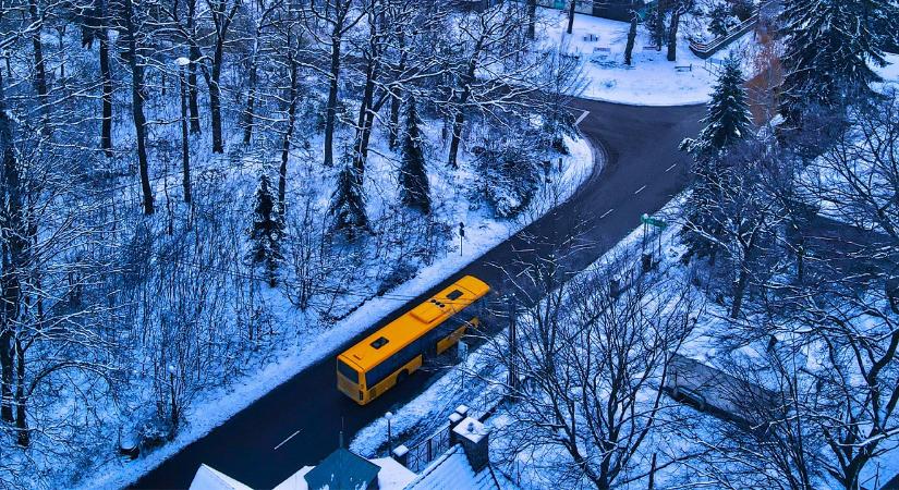 Kislány maradt a buszon az osztálykirándulás után, kalapáccsal kellett kijutnia