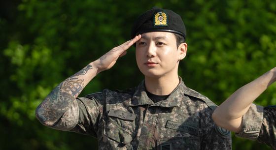Leszereltek a legnépszerűbb K-pop együttes tagjai, rögtön meg is próbáltak betörni egyikükhöz