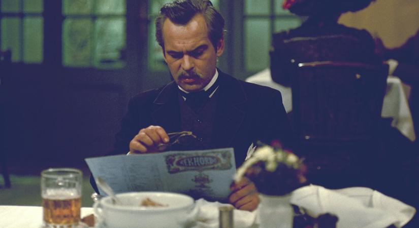 Az aranyló húslevestől a remegő krémesig - a magyar film legemlékezetesebb ételei