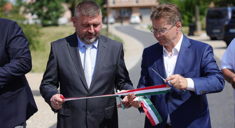 Az intézmények után az útfelújítás következett Besenyőtelken  galéria